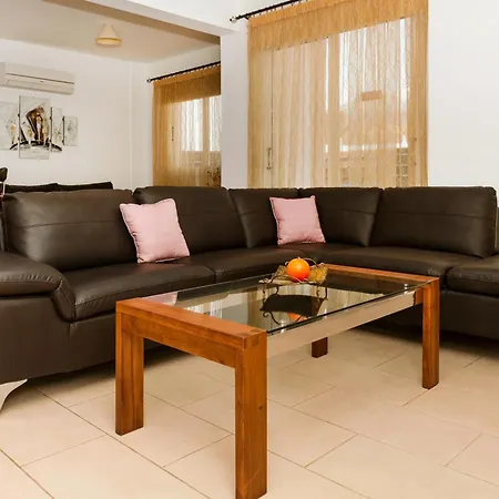 Villa Icarus In The Heart Of